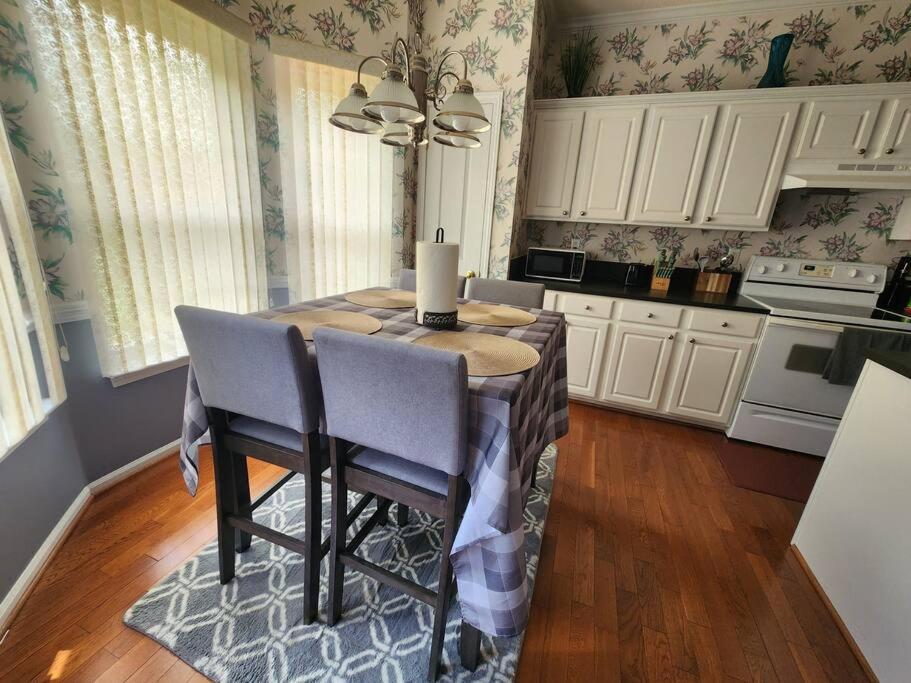 Holiday home Family Friendly 3 Bed/r Home, Free Parking / Wi-fi *