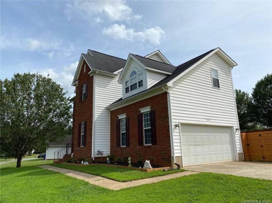 Family Friendly 3 Bed/r Home, Free Parking / Wi-fi * Charlotte