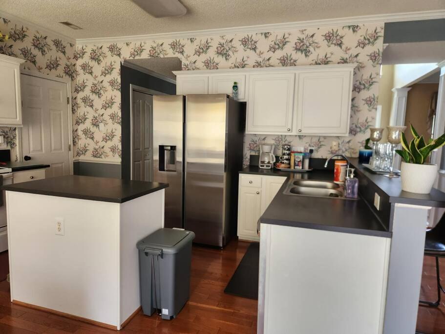 Family Friendly 3 Bed/r Home, Free Parking / Wi-fi Holiday home *
