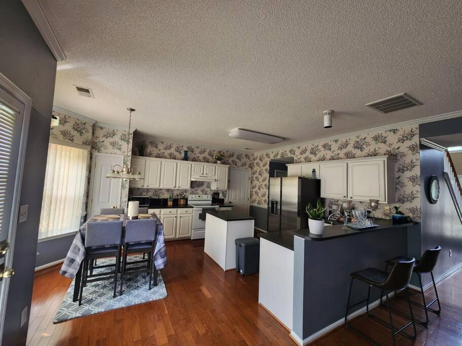 Family Friendly 3 Bed/r Home, Free Parking / Wi-fi Holiday home Charlotte