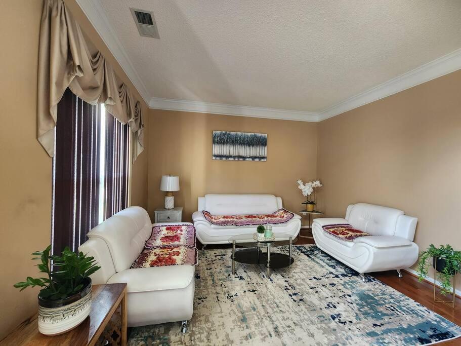 Family Friendly 3 Bed/r Home, Free Parking / Wi-fi Holiday home Charlotte