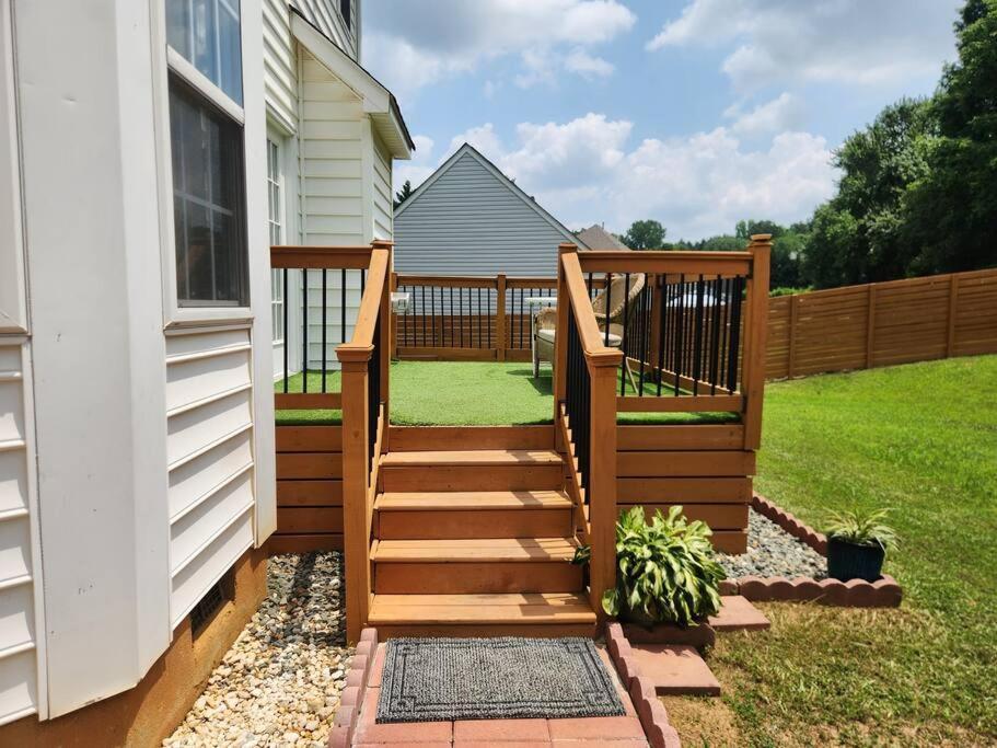 Family Friendly 3 Bed/r Home, Free Parking / Wi-fi *