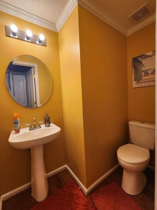 Family Friendly 3 Bed/r Home, Free Parking / Wi-fi Holiday home Charlotte