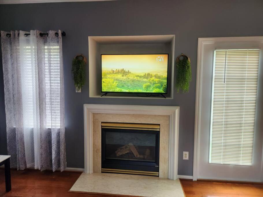 Family Friendly 3 Bed/r Home, Free Parking / Wi-fi Charlotte