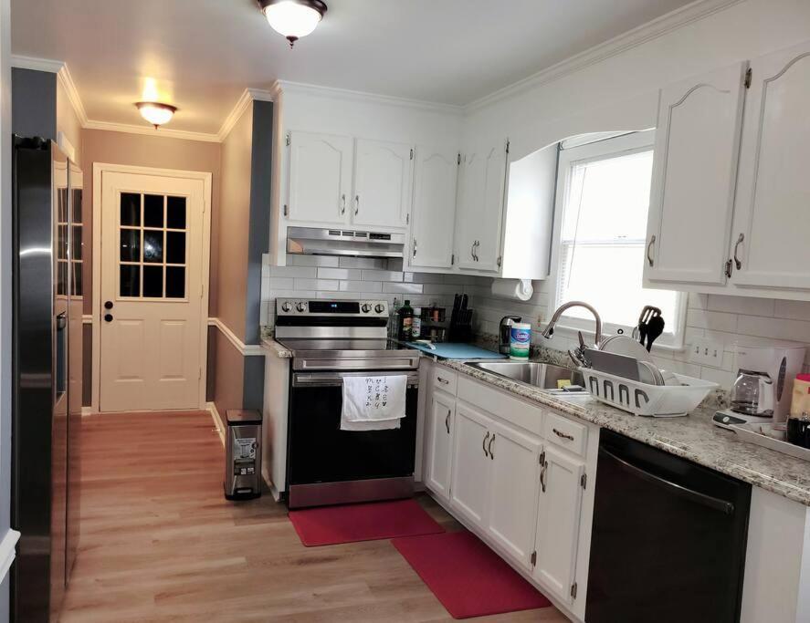 Spacious 3 Bedroom 2.5 Baths Home. Free Parking And Wi-fi