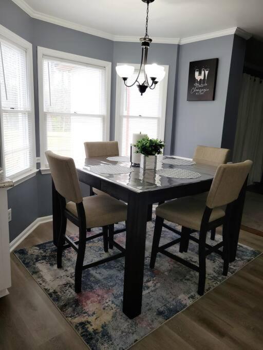Holiday home Spacious 3 Bedroom 2.5 Baths Home. Free Parking And Wi-fi Charlotte