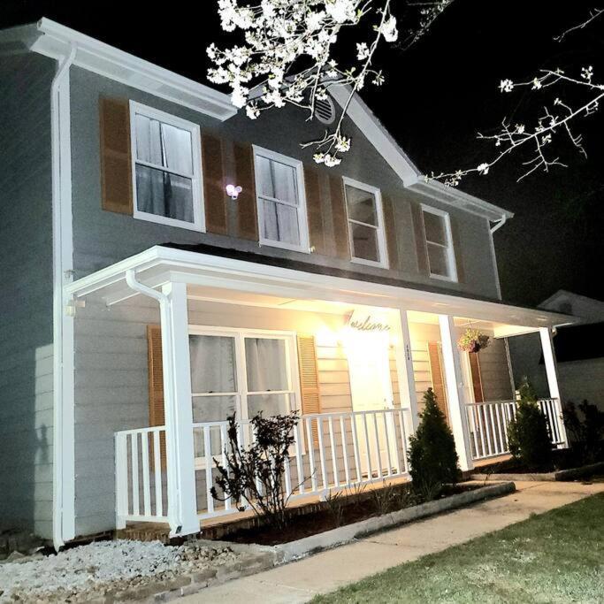 Spacious 3 Bedroom 2.5 Baths Home. Free Parking And Wi-fi Holiday home Charlotte