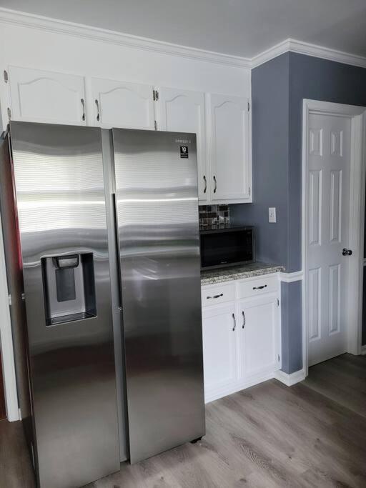 Spacious 3 Bedroom 2.5 Baths Home. Free Parking And Wi-fi Charlotte