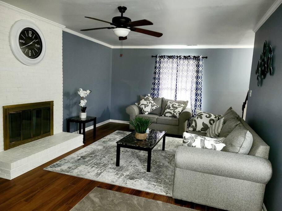 Spacious 3 Bedroom 2.5 Baths Home. Free Parking And Wi-fi Holiday home