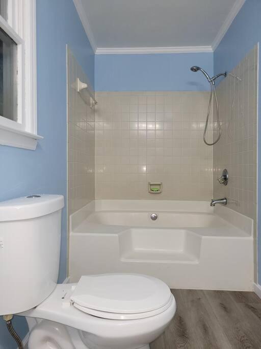 Spacious 3 Bedroom 2.5 Baths Home. Free Parking And Wi-fi *