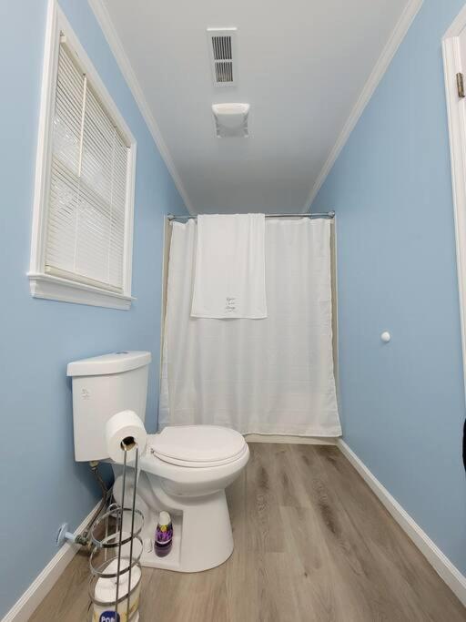 Spacious 3 Bedroom 2.5 Baths Home. Free Parking And Wi-fi Charlotte