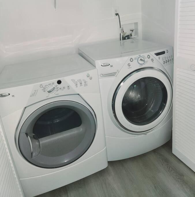 Spacious 3 Bedroom 2.5 Baths Home. Free Parking And Wi-fi Charlotte