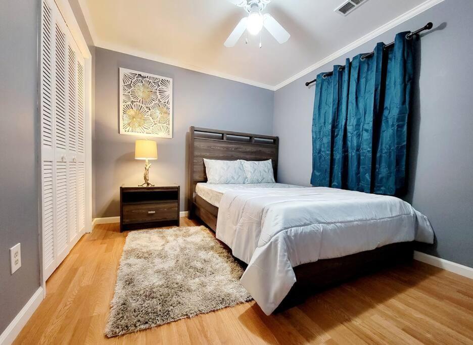 Spacious 3 Bedroom 2.5 Baths Home. Free Parking And Wi-fi * Charlotte