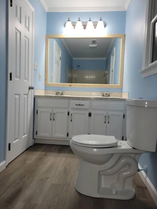 Spacious 3 Bedroom 2.5 Baths Home. Free Parking And Wi-fi Holiday home Charlotte