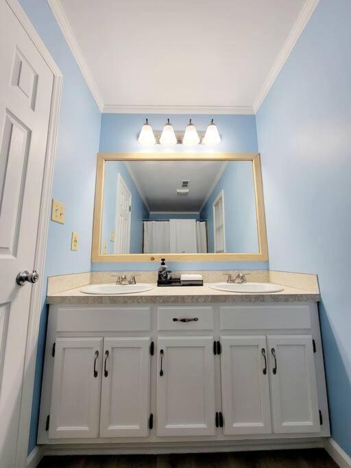 Spacious 3 Bedroom 2.5 Baths Home. Free Parking And Wi-fi