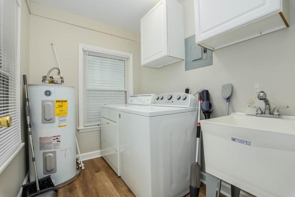 Minutes Away From Downtown Area Apartment *