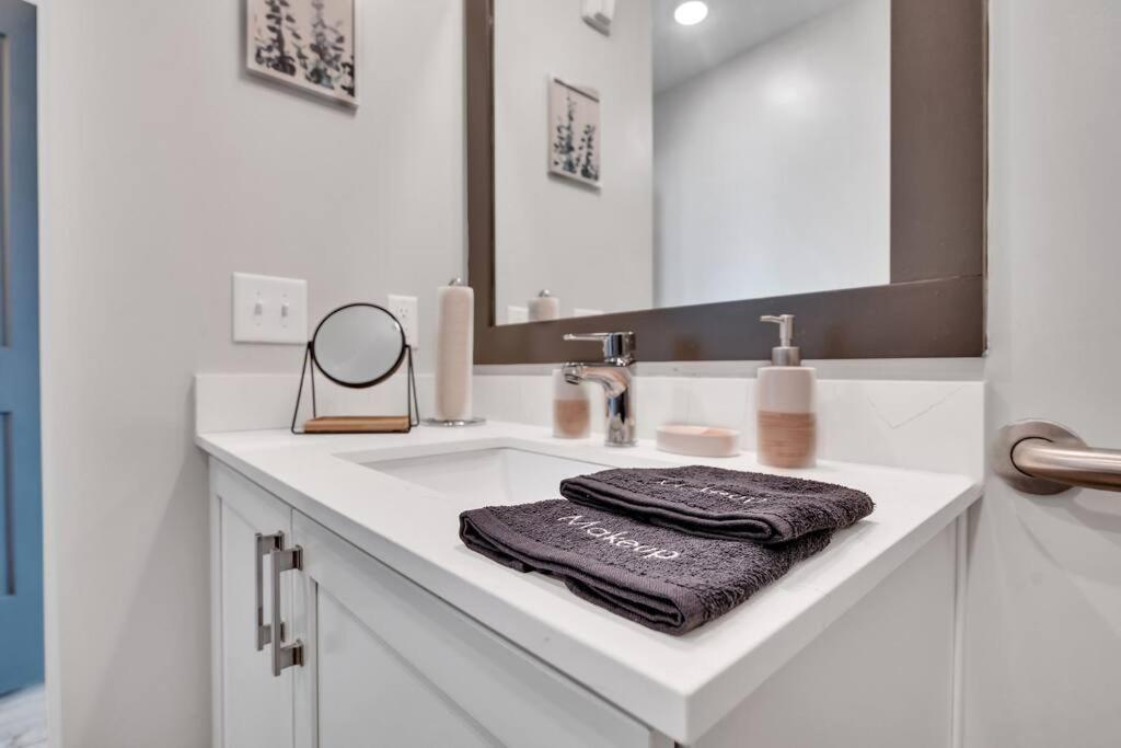 Organic Modern ~ King Bed ~ In Plaza Midwood *