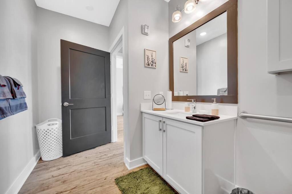 Organic Modern ~ King Bed ~ In Plaza Midwood Apartment *