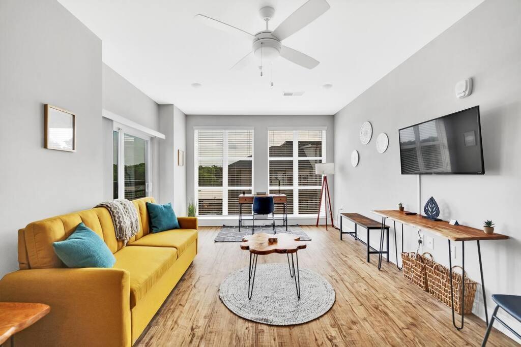 Organic Modern ~ King Bed ~ In Plaza Midwood Apartment