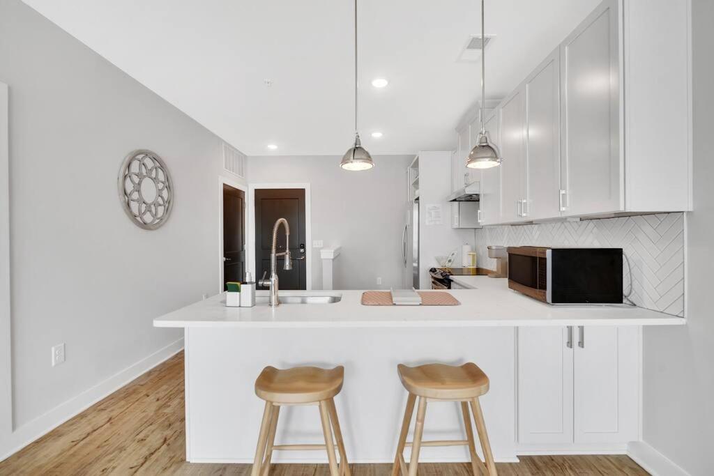 Organic Modern ~ King Bed ~ In Plaza Midwood Apartment