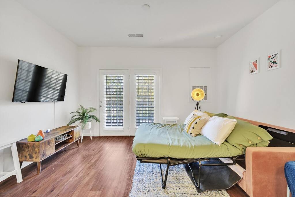 Apartment 1br King Bed Near Shopping, Dining & Entertainment *