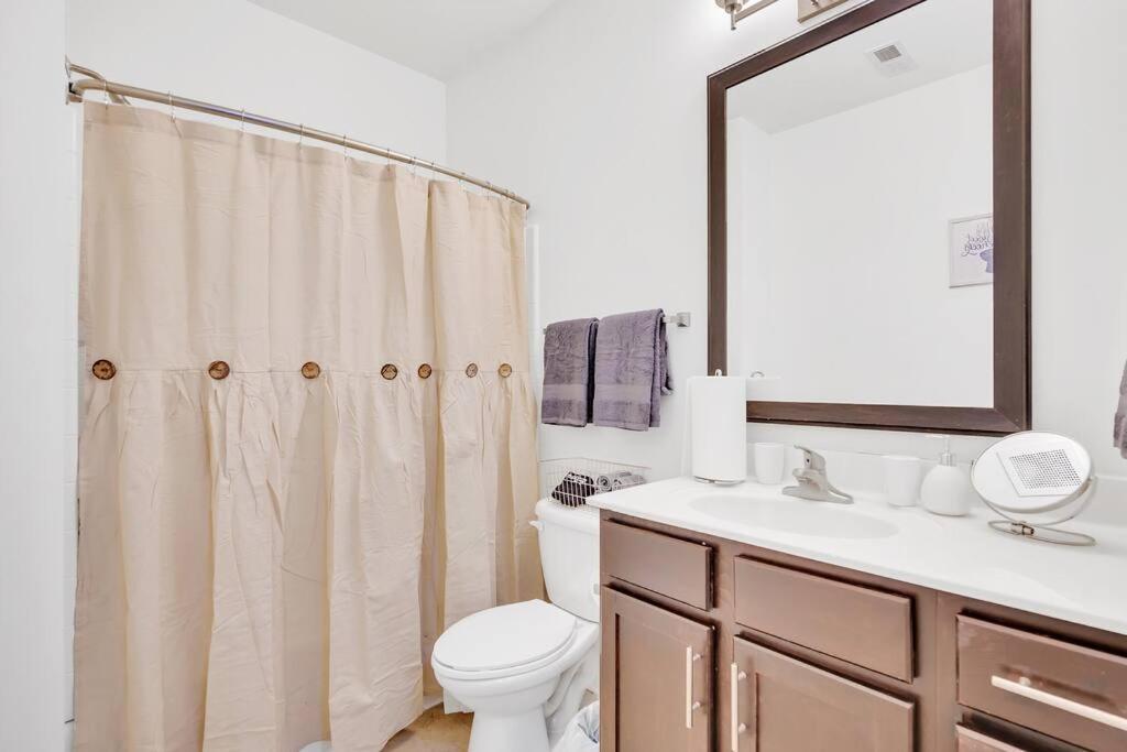 1br King Bed Near Shopping, Dining & Entertainment