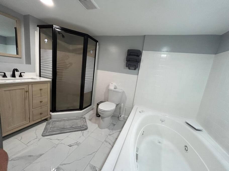 Comfy Lower Lvl With Jetted Tub Near Uptown And Unc Holiday home