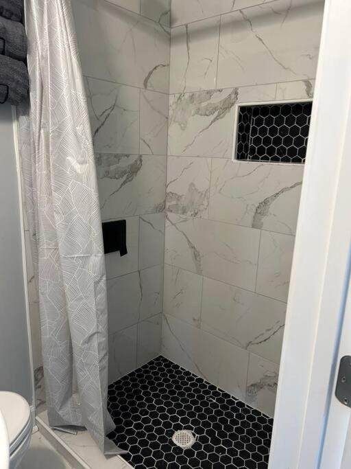 Comfy Lower Lvl With Jetted Tub Near Uptown And Unc Holiday home *