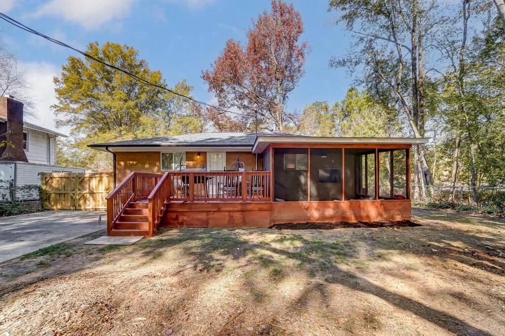 Charm Haven With Outdoor Tv Holiday home Charlotte