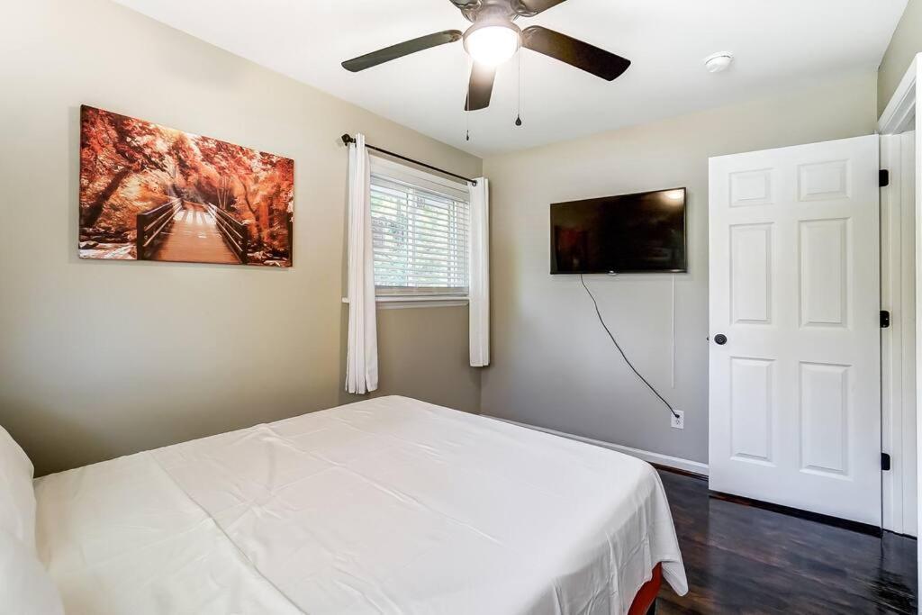 Holiday home Charm Haven With Outdoor Tv Charlotte