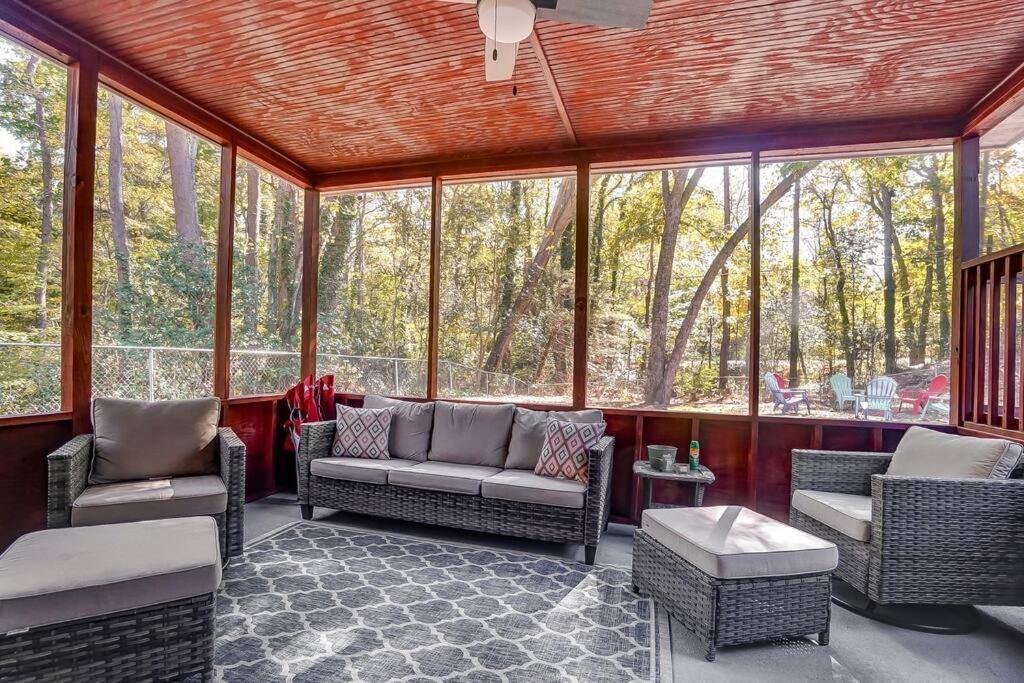 Charm Haven With Outdoor Tv Holiday home *