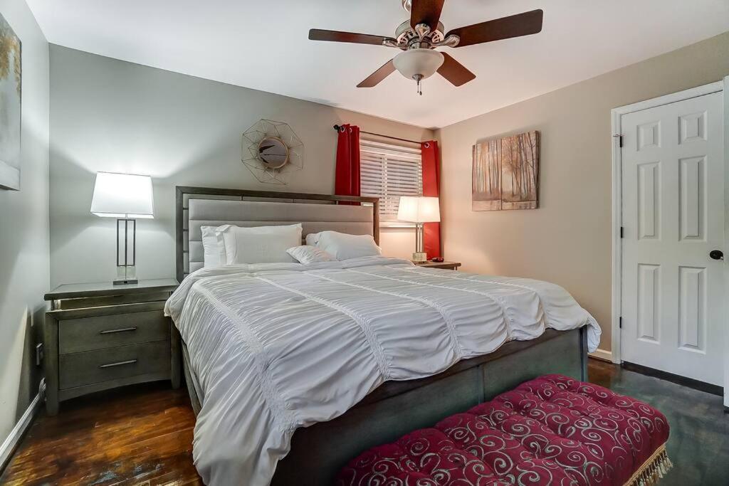 Holiday home Charm Haven With Outdoor Tv Charlotte
