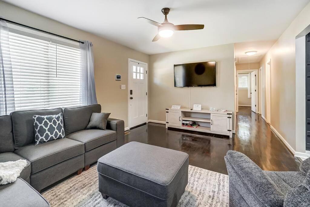 Charm Haven With Outdoor Tv Holiday home *