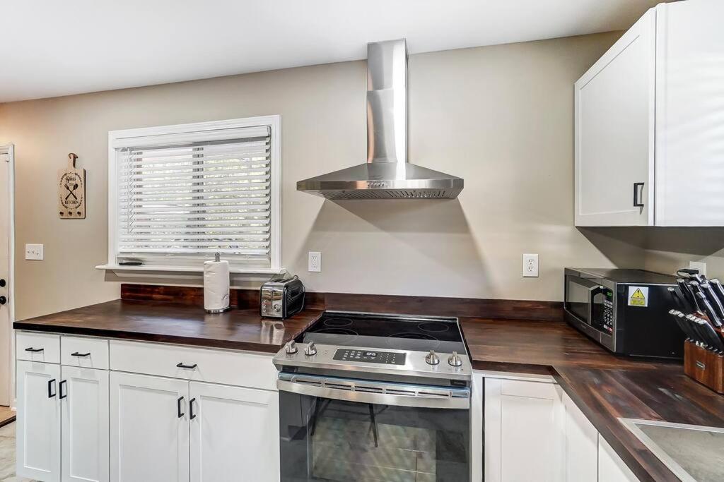 Charm Haven With Outdoor Tv * Charlotte
