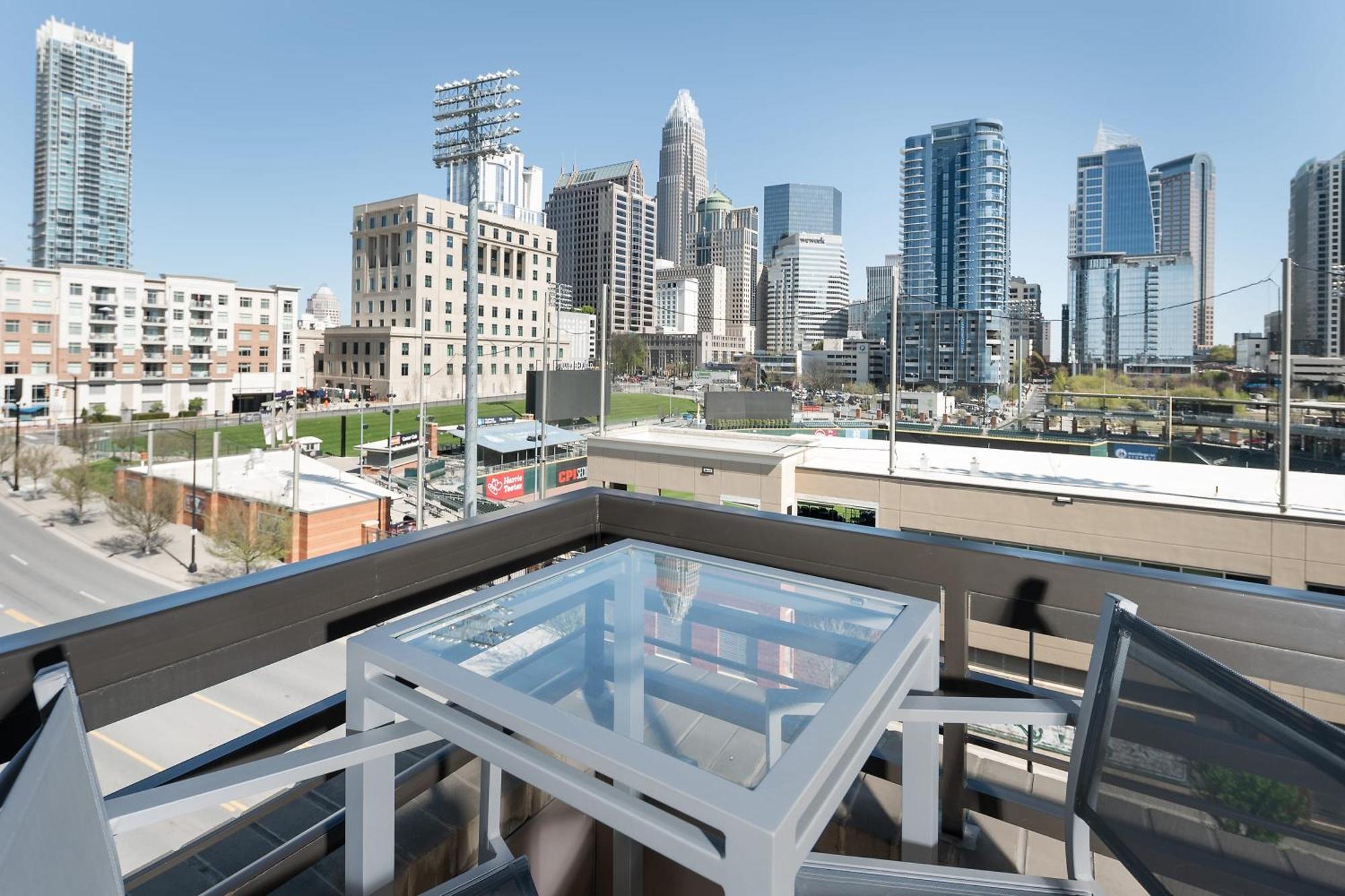 Trifecta Luxury Serviced In Uptown Clt Apartment