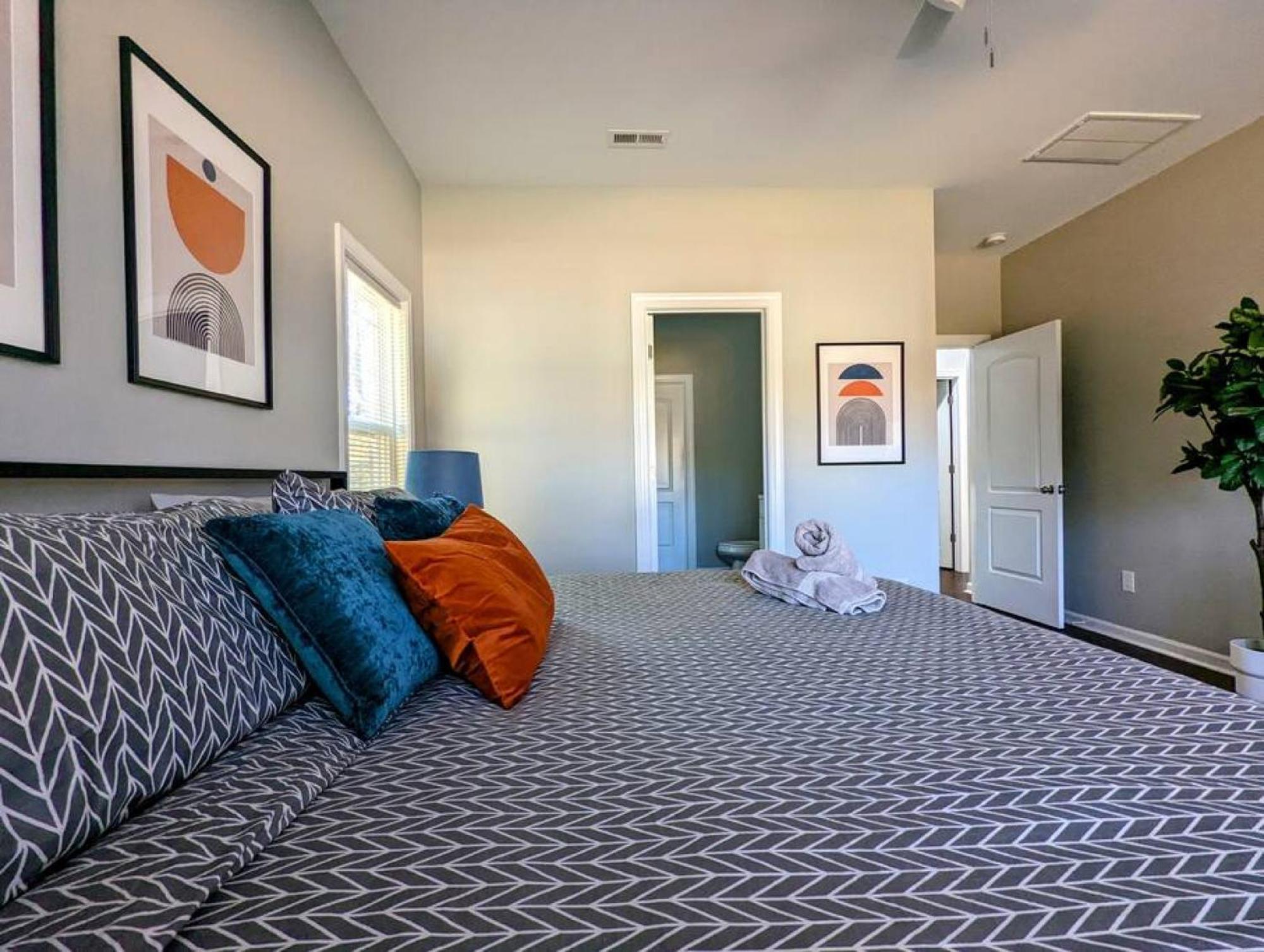 Spacious Family Friendly With Large Fenced In Yard Holiday home Charlotte