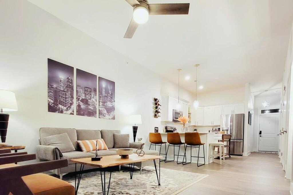 New Stylish Getaway- 5 Mil To Uptown/3 Smart Tvs! Apartment *