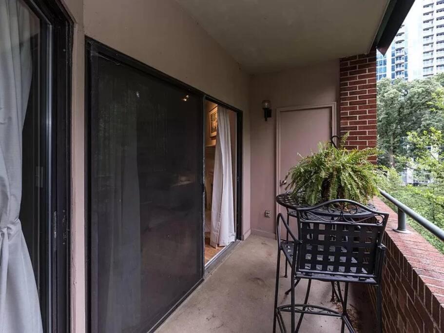 Middle Of Uptown Peaceful Living Apartment