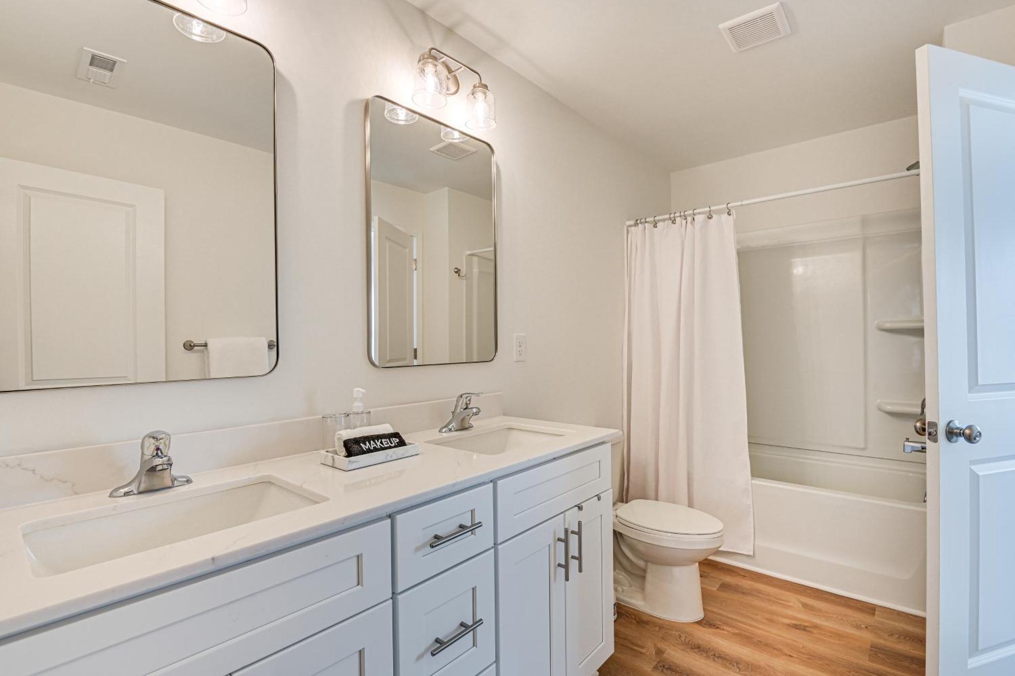 Charming Townhome 6 Mi To Downtown! Holiday home Charlotte