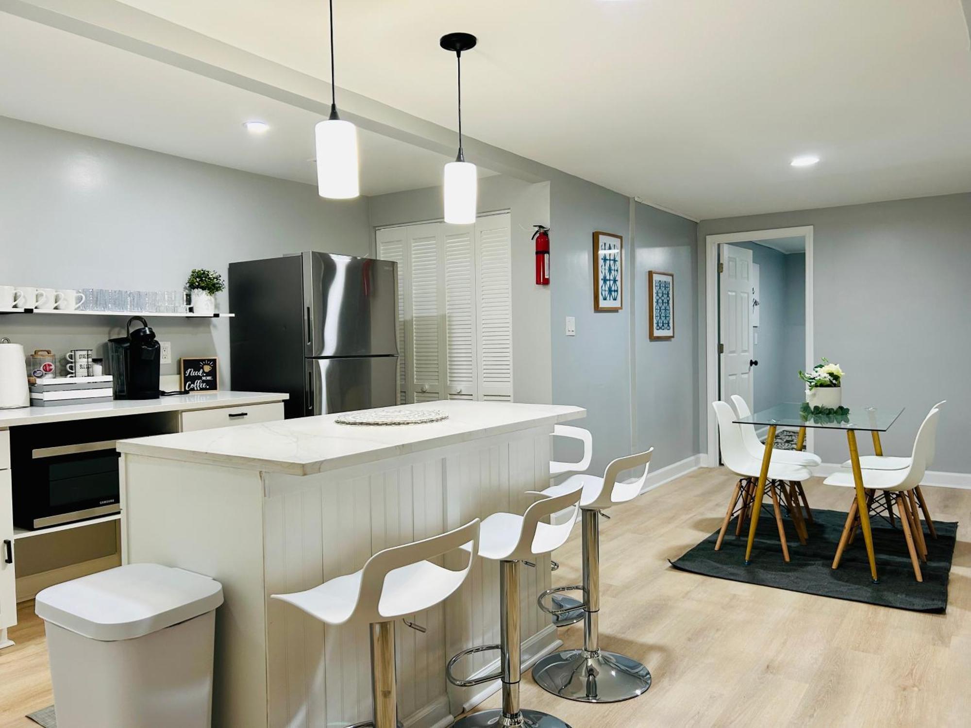 Comfy Lower Lvl With Jetted Tub Near Uptown And Unc Holiday home *