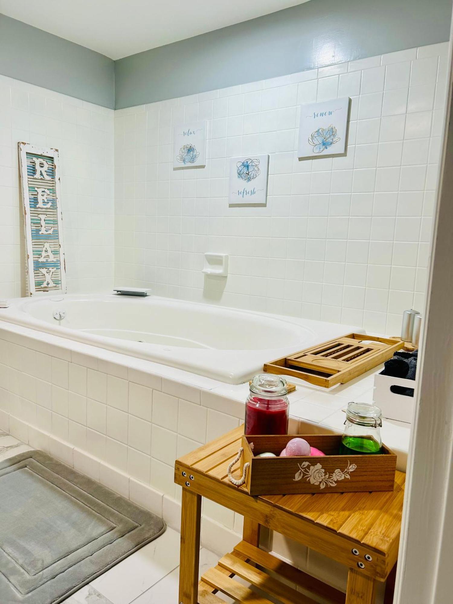 Comfy Lower Lvl With Jetted Tub Near Uptown And Unc Holiday home *