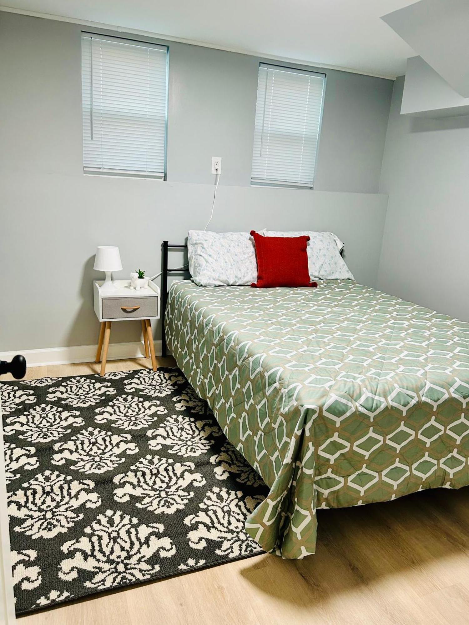 Comfy Lower Lvl With Jetted Tub Near Uptown And Unc