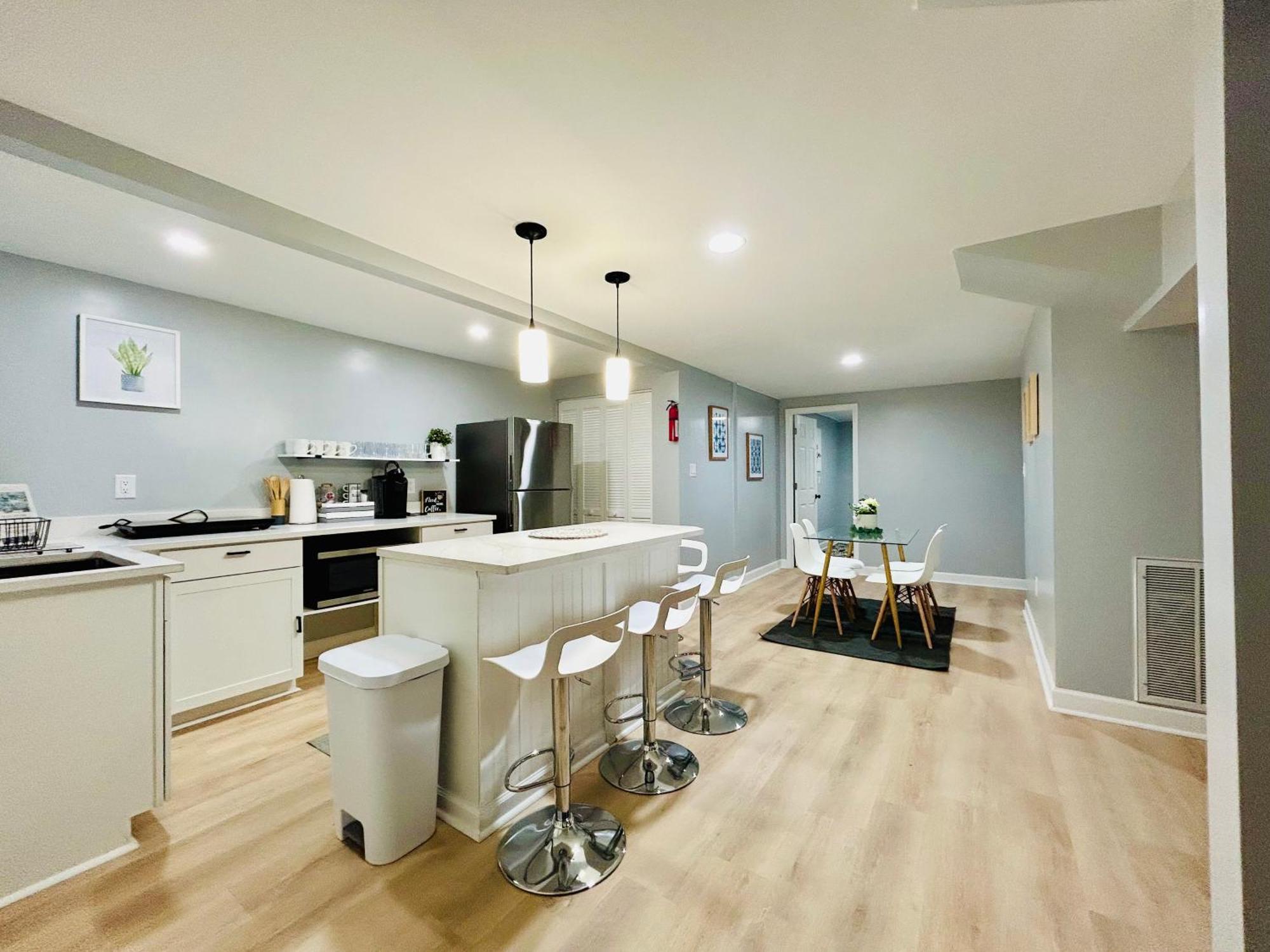 Comfy Lower Lvl With Jetted Tub Near Uptown And Unc