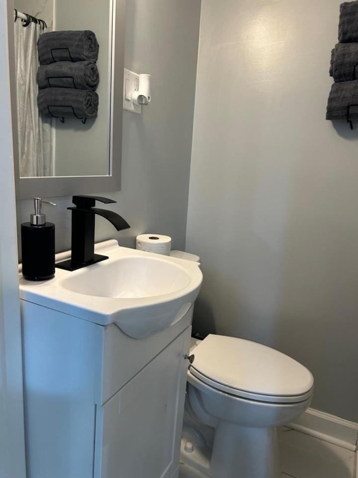 Comfy Lower Lvl With Jetted Tub Near Uptown And Unc Holiday home