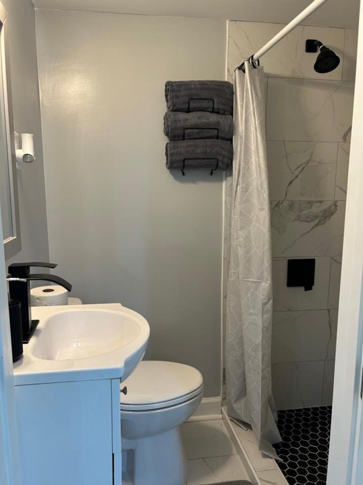Comfy Lower Lvl With Jetted Tub Near Uptown And Unc *