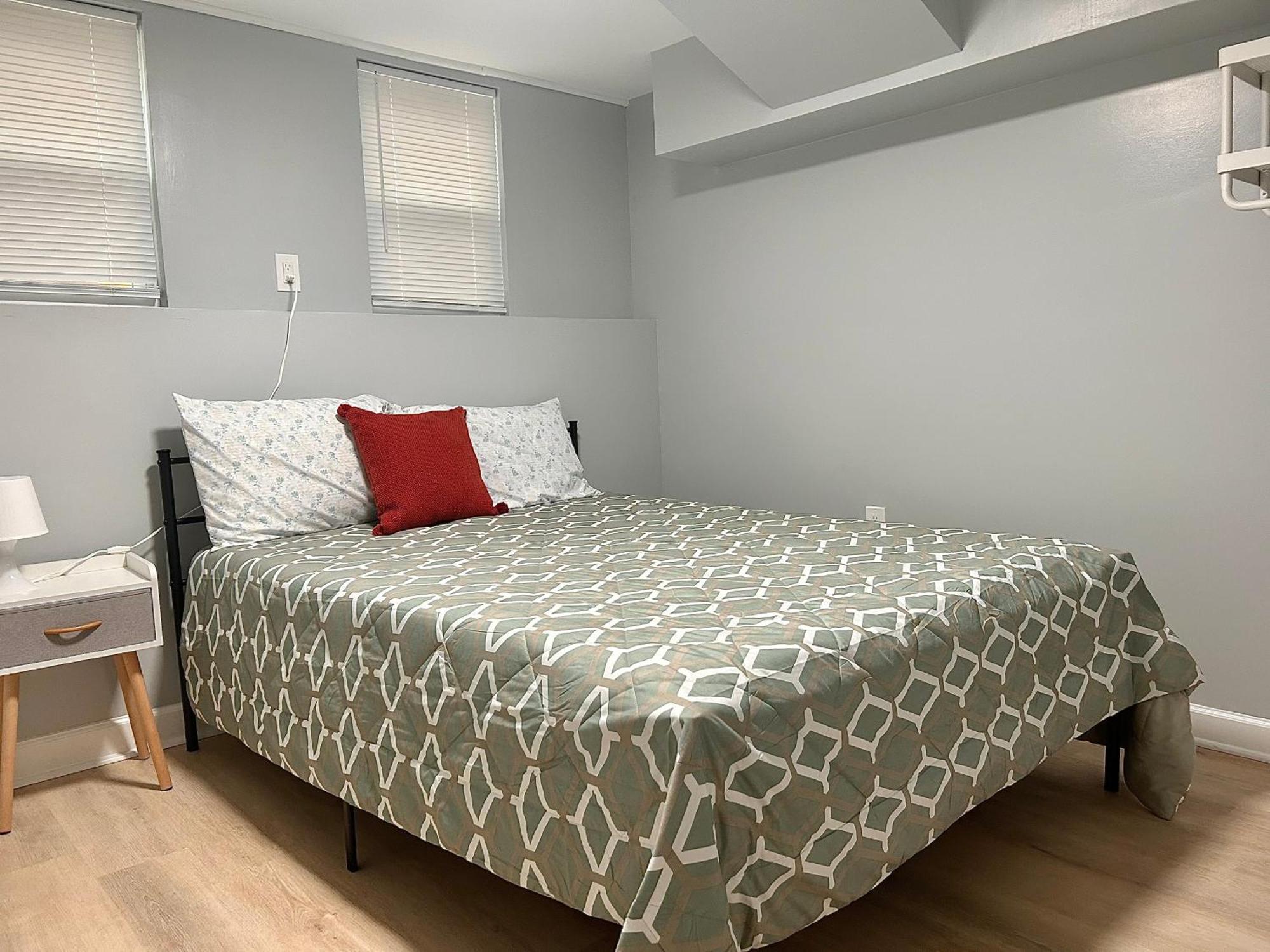 Comfy Lower Lvl With Jetted Tub Near Uptown And Unc