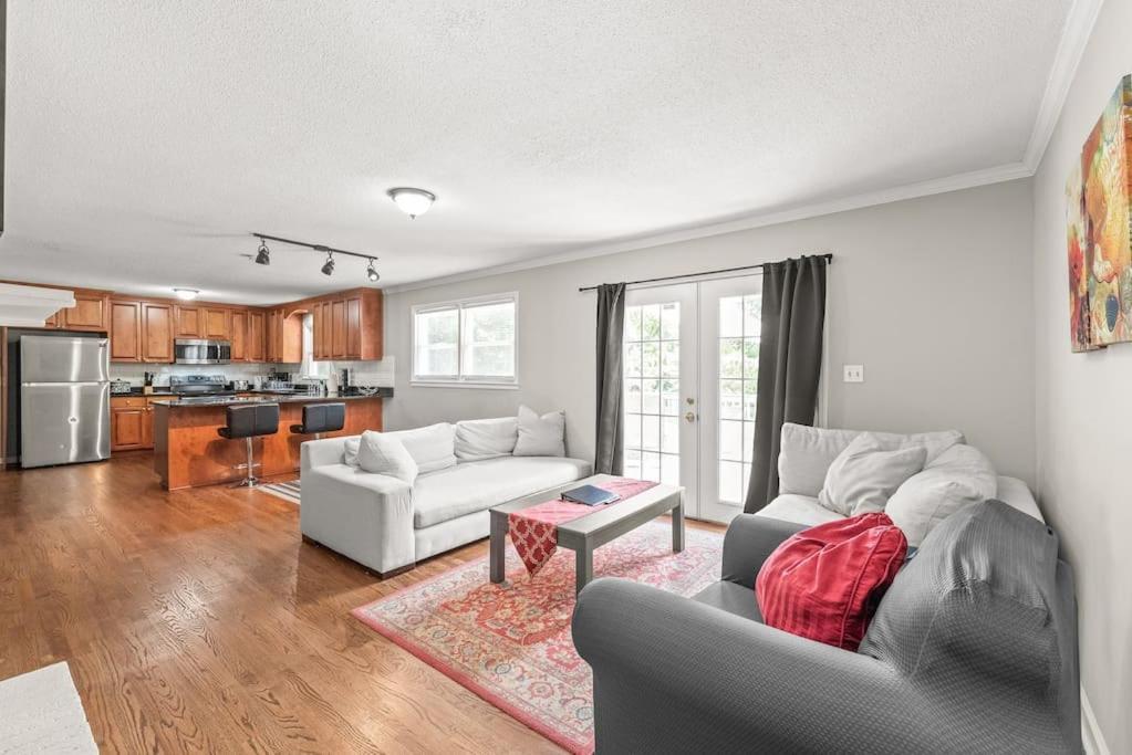 Charming, Cozy Close To Uptown, Airport & Whitewater Center Holiday home *