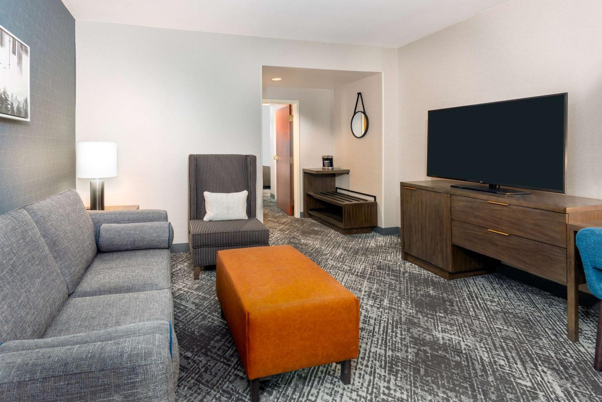 Hilton Airport Hotel 4*