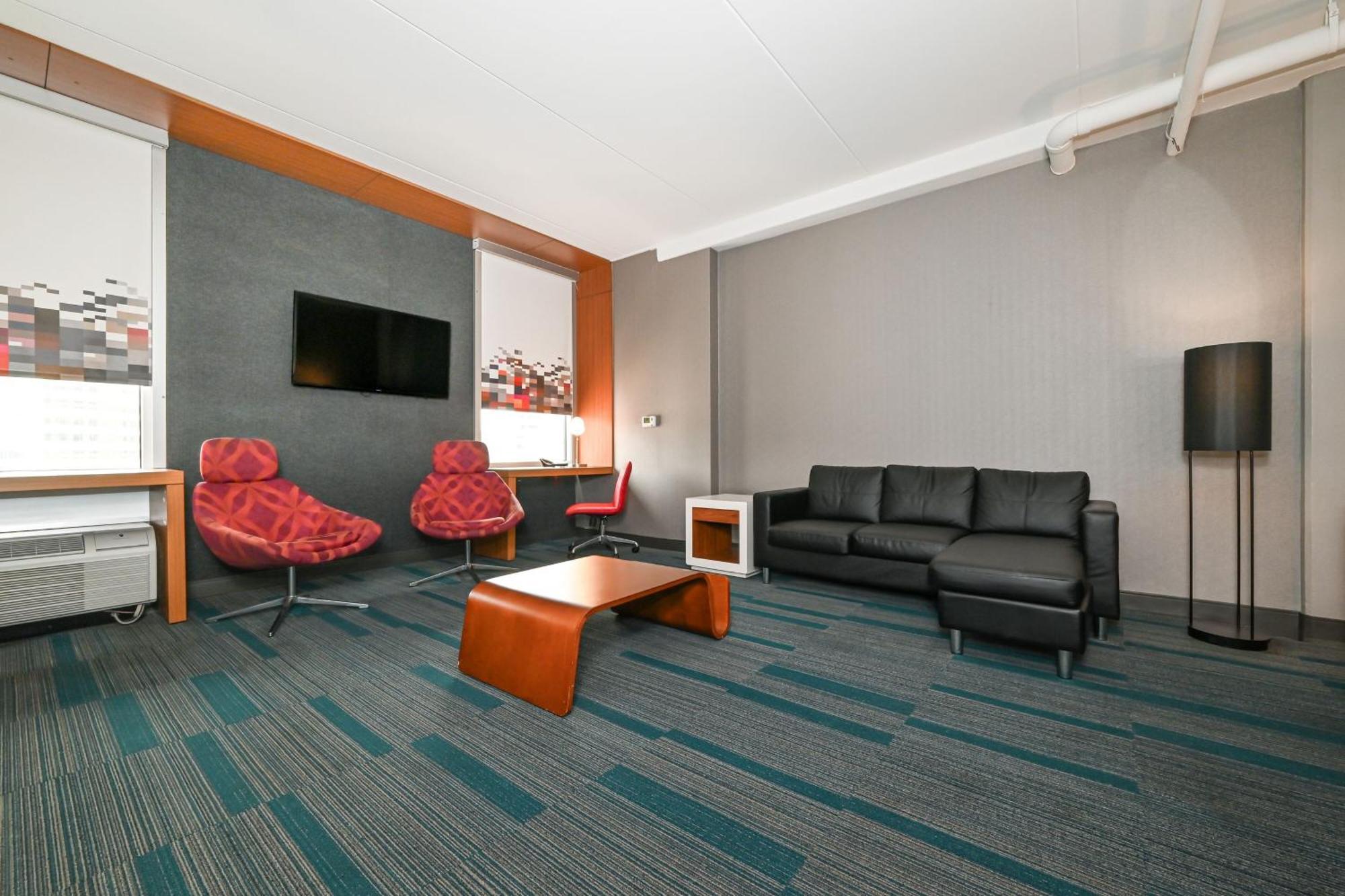 Aloft Center Hotel 2*