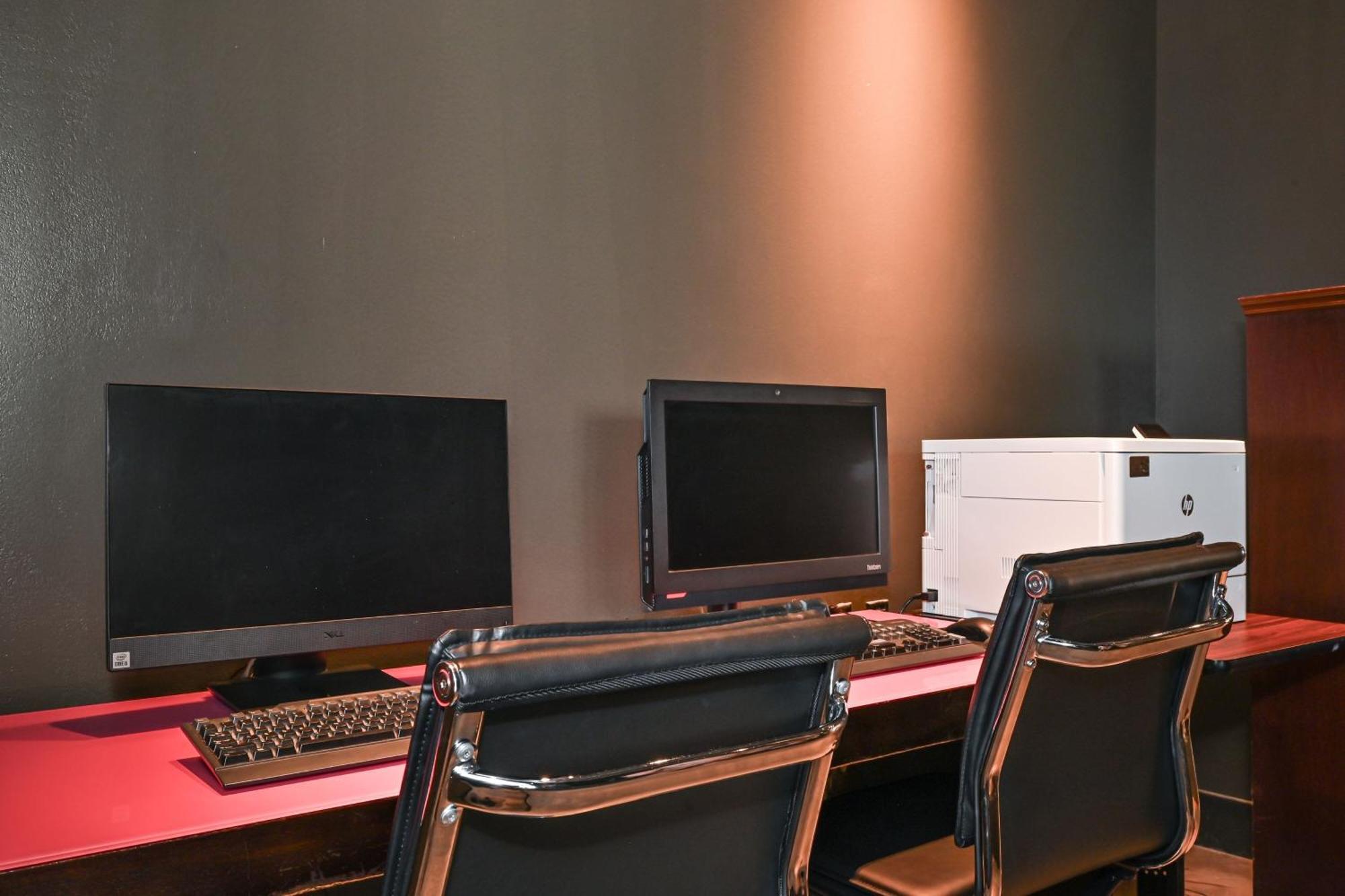 Aloft Center Hotel 2*